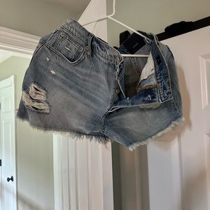 New with tags! Gap high rise 3” jean shorts! Size 31